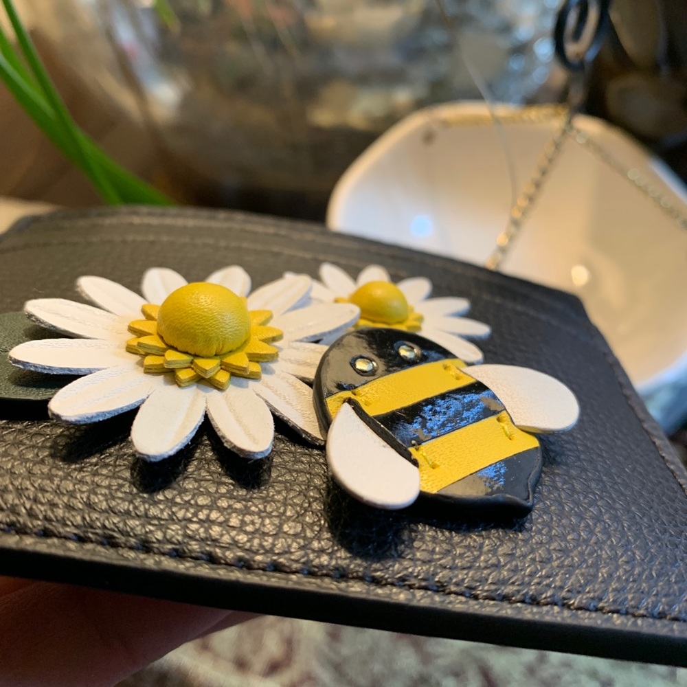 SOLD⛔️Authentic KATE SPADE Daisy Bee leather card holder - Picture 9 of 9